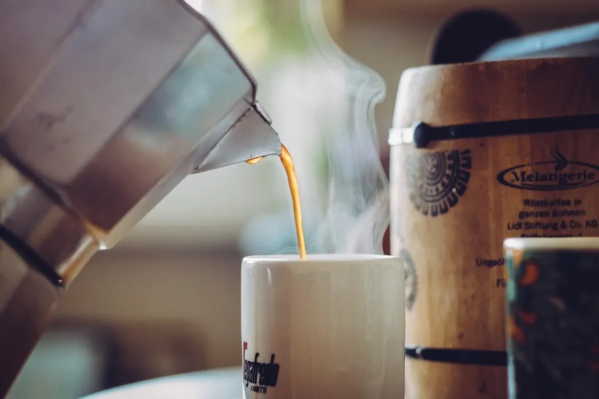 French press i kawiarka do parzenia kawy.
