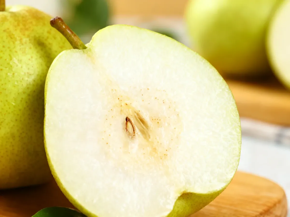 Przekrojona gruszka z widocznymi naturalnymi komórkami kamiennymi w miąższu